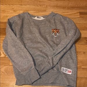 Grey sweatshirt with tiger in the corner